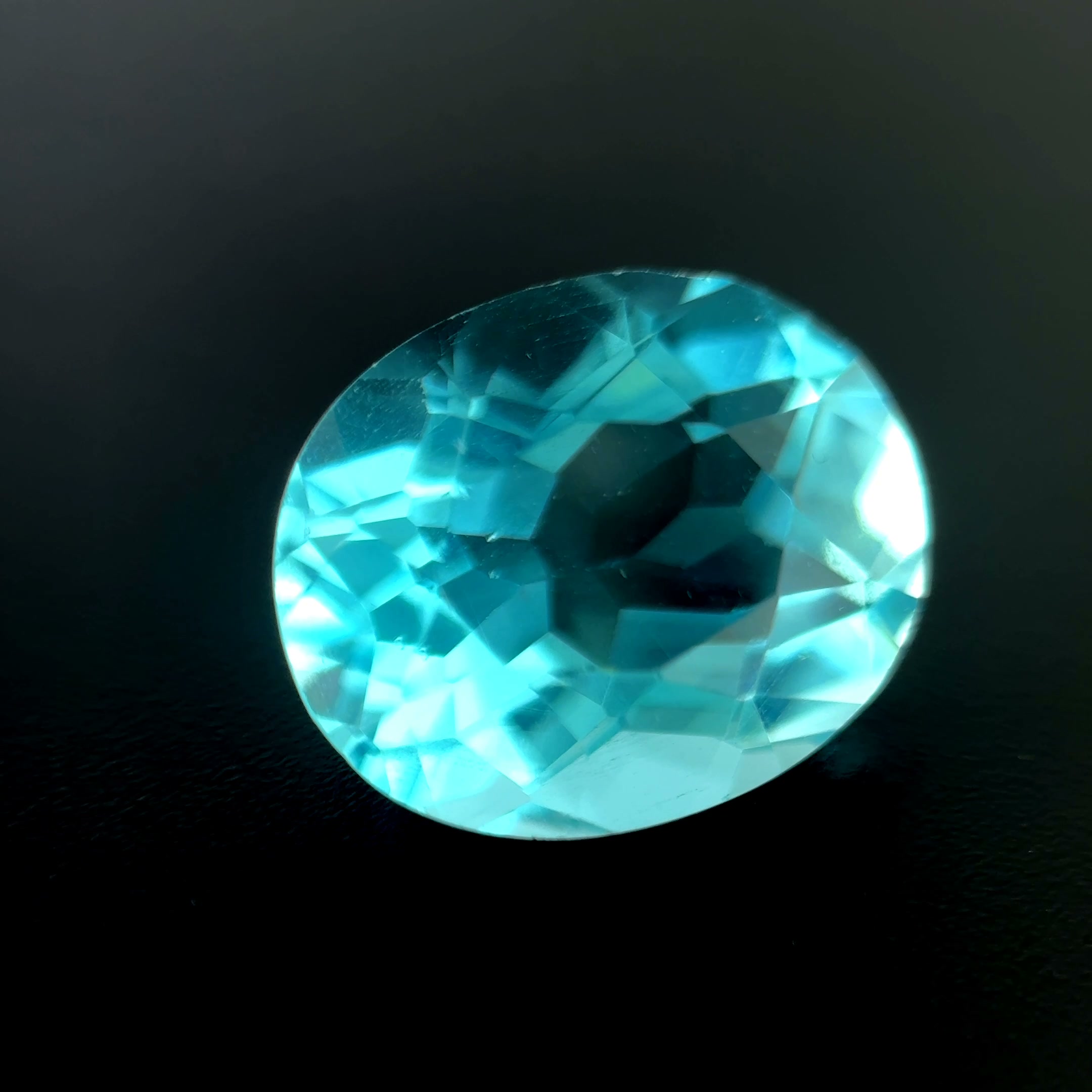 3ct Light Blue Apatite VVS Oval Shape (10.8x9x6.2 mm) Unheated gemstone from Sri Lanka