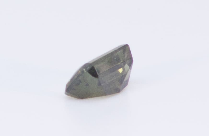 2.5ct Dark Green Garnet VVS Oval Shape (9.6x4.8x4.2 mm) Unheated gemstone from Sri Lanka