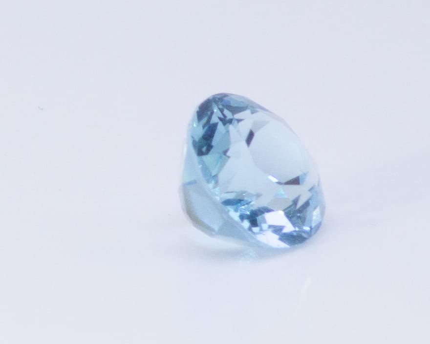 3ct Light Blue Topaz VVS Oval Shape (10.8x9x6.2 mm) Unheated gemstone from Sri Lanka