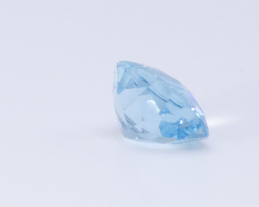 3ct Light Blue Topaz VVS Oval Shape (10.8x9x6.2 mm) Unheated gemstone from Sri Lanka