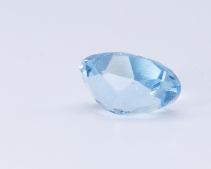 3ct Light Blue Topaz VVS Oval Shape (10.8x9x6.2 mm) Unheated gemstone from Sri Lanka