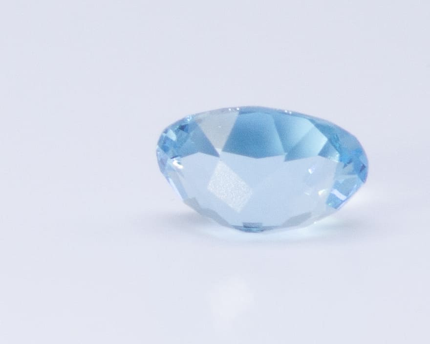 3ct Light Blue Topaz VVS Oval Shape (10.8x9x6.2 mm) Unheated gemstone from Sri Lanka