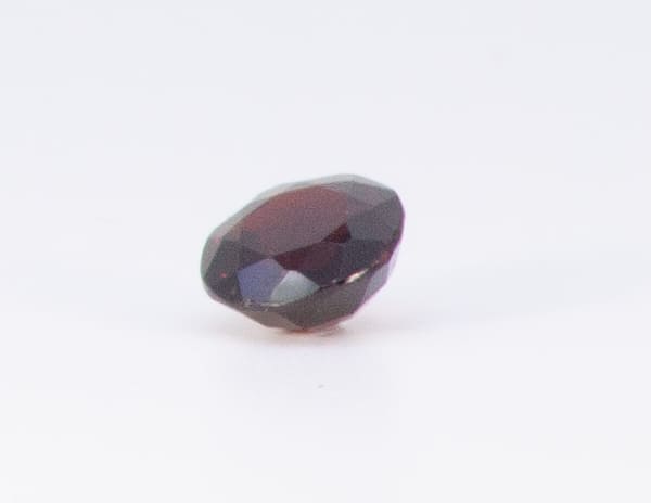 3ct Red Garnet VVS Oval Shape (8.9x8.2x4.7 mm) Unheated gemstone from Sri Lanka