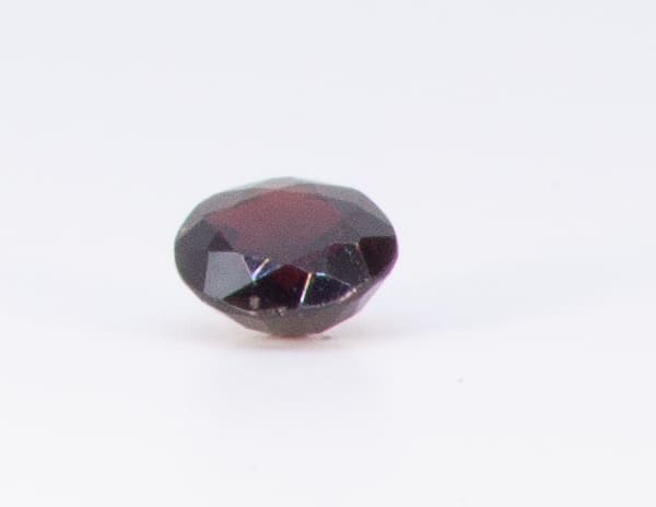 3ct Red Garnet VVS Oval Shape (8.9x8.2x4.7 mm) Unheated gemstone from Sri Lanka