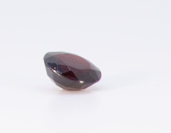 3ct Red Garnet VVS Oval Shape (8.9x8.2x4.7 mm) Unheated gemstone from Sri Lanka