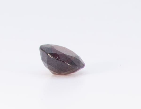 3ct Red Garnet VVS Oval Shape (8.9x8.2x4.7 mm) Unheated gemstone from Sri Lanka