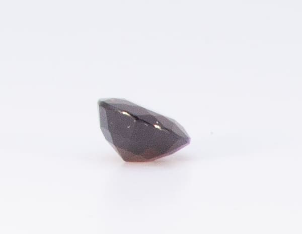 3ct Red Garnet VVS Oval Shape (8.9x8.2x4.7 mm) Unheated gemstone from Sri Lanka