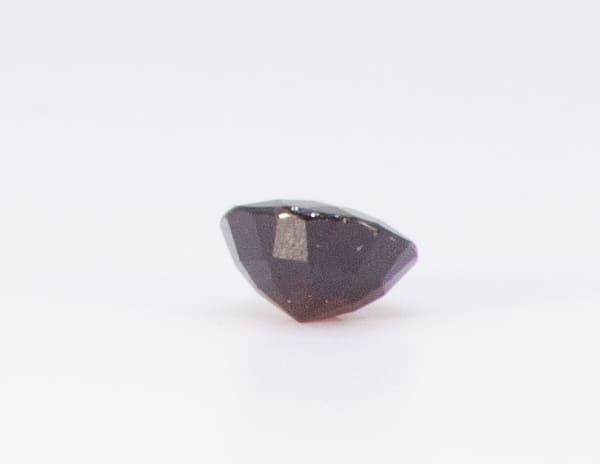 3ct Red Garnet VVS Oval Shape (8.9x8.2x4.7 mm) Unheated gemstone from Sri Lanka