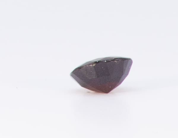 3ct Red Garnet VVS Oval Shape (8.9x8.2x4.7 mm) Unheated gemstone from Sri Lanka