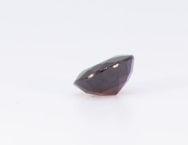 3ct Red Garnet VVS Oval Shape (8.9x8.2x4.7 mm) Unheated gemstone from Sri Lanka