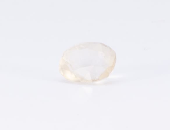 1.7ct White - Off Quartz SI1 Oval Shape (8.7x6.6x5.2 mm) Unheated gemstone from Sri Lanka