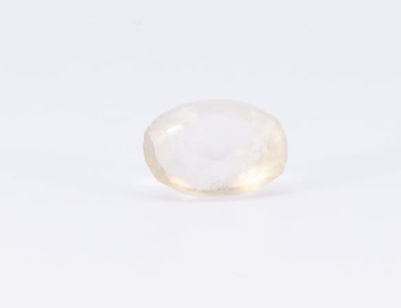 1.7ct White - Off Quartz SI1 Oval Shape (8.7x6.6x5.2 mm) Unheated gemstone from Sri Lanka