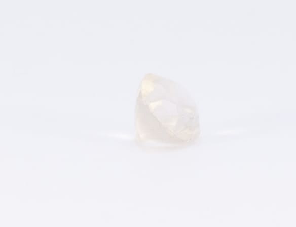 1.7ct White - Off Quartz SI1 Oval Shape (8.7x6.6x5.2 mm) Unheated gemstone from Sri Lanka