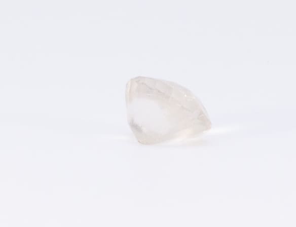 1.7ct White - Off Quartz SI1 Oval Shape (8.7x6.6x5.2 mm) Unheated gemstone from Sri Lanka