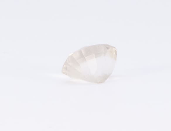 1.7ct White - Off Quartz SI1 Oval Shape (8.7x6.6x5.2 mm) Unheated gemstone from Sri Lanka