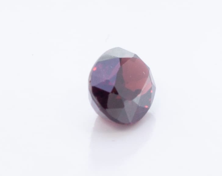 3.7ct Red Garnet VVS Oval Shape (10.5x7.2x5.3 mm) Unheated gemstone from Sri Lanka