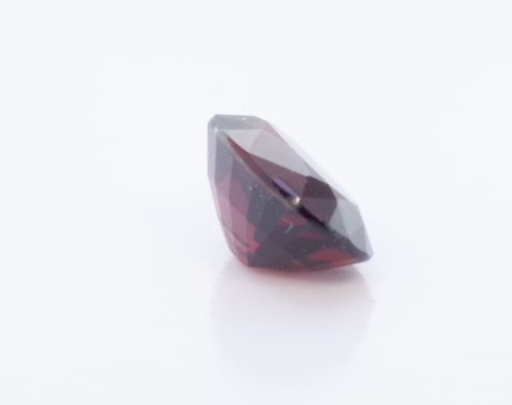 3.7ct Red Garnet VVS Oval Shape (10.5x7.2x5.3 mm) Unheated gemstone from Sri Lanka