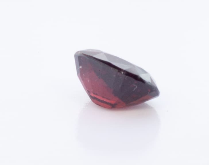 3.7ct Red Garnet VVS Oval Shape (10.5x7.2x5.3 mm) Unheated gemstone from Sri Lanka