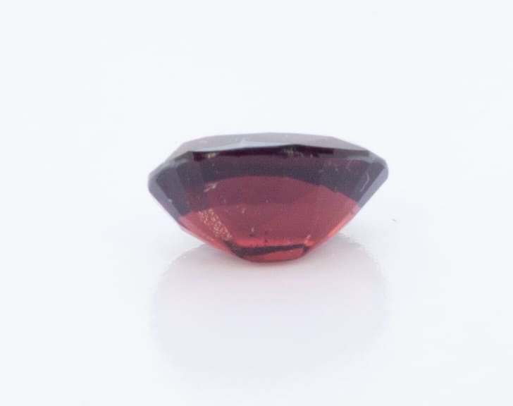 3.7ct Red Garnet VVS Oval Shape (10.5x7.2x5.3 mm) Unheated gemstone from Sri Lanka