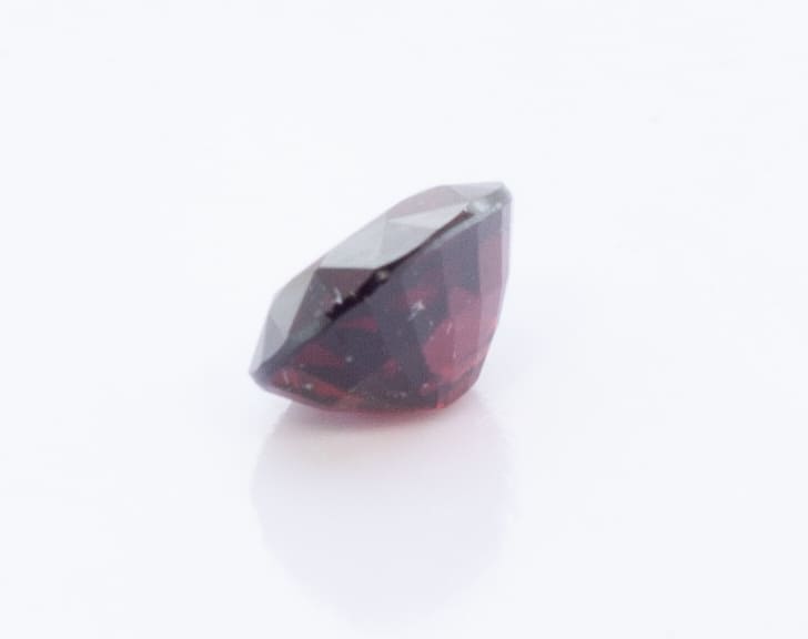 3.7ct Red Garnet VVS Oval Shape (10.5x7.2x5.3 mm) Unheated gemstone from Sri Lanka