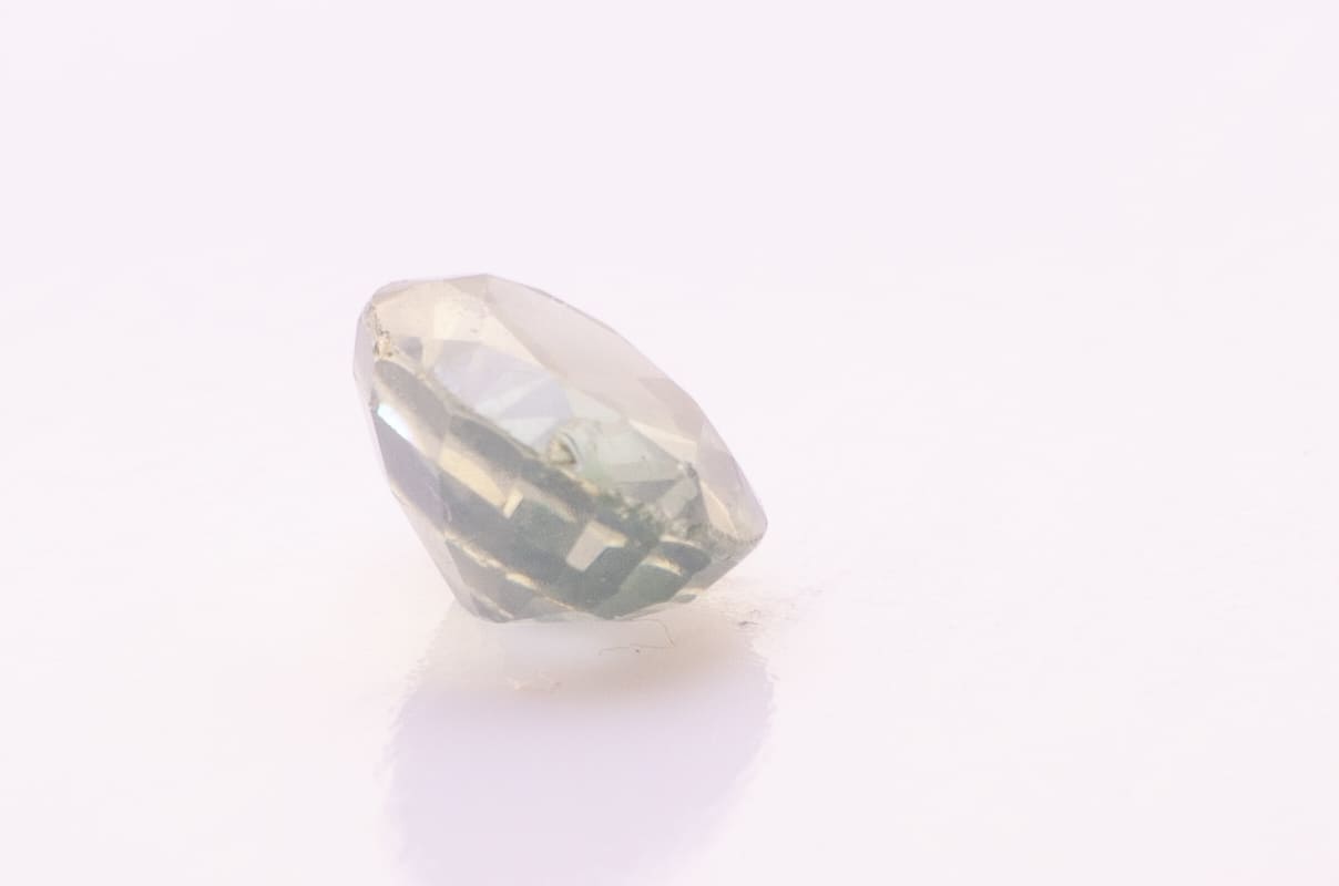 2.5ct Dark Olive Green Peridot VVS Oval Shape (8.3x6.4x4.3 mm) Unheated gemstone from Sri Lanka