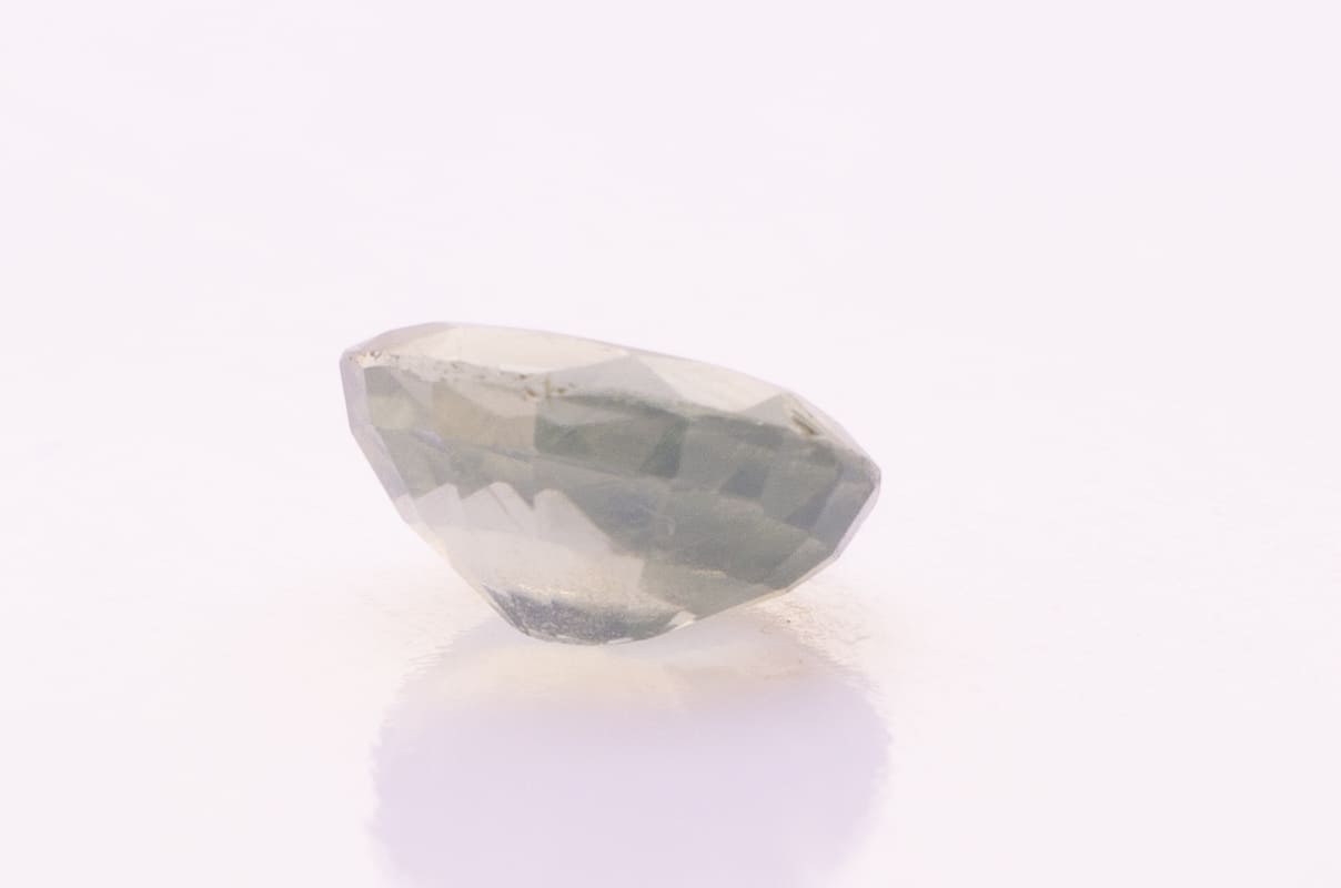 2.5ct Dark Olive Green Peridot VVS Oval Shape (8.3x6.4x4.3 mm) Unheated gemstone from Sri Lanka