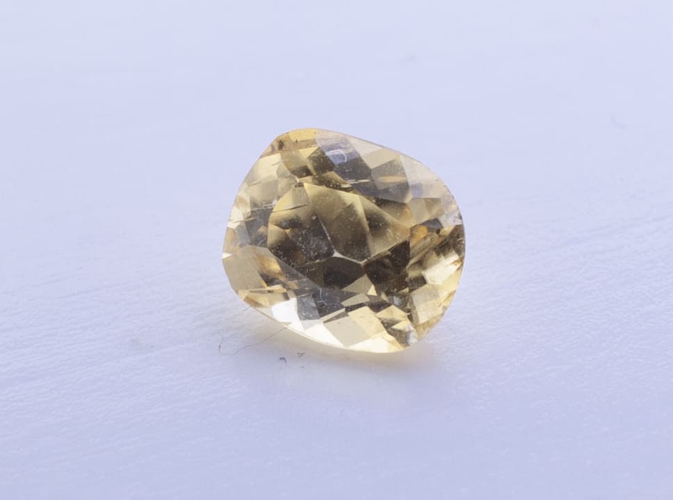 1.3ct Light Goldenrod Yellow Garnet VVS Oval Shape (6.8x5.3x3.7 mm) Unheated gemstone from Sri Lanka