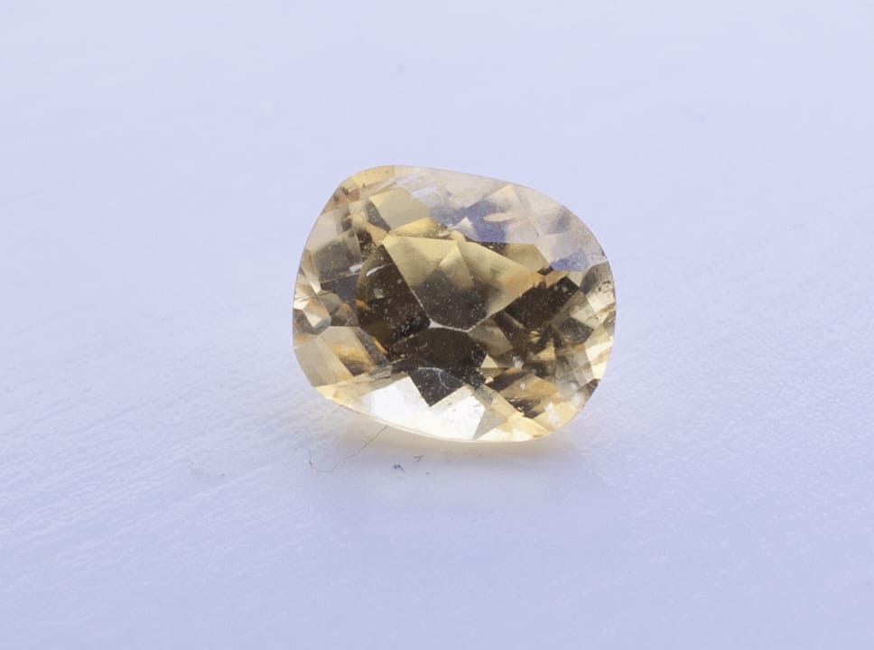 1.3ct Light Goldenrod Yellow Garnet VVS Oval Shape (6.8x5.3x3.7 mm) Unheated gemstone from Sri Lanka