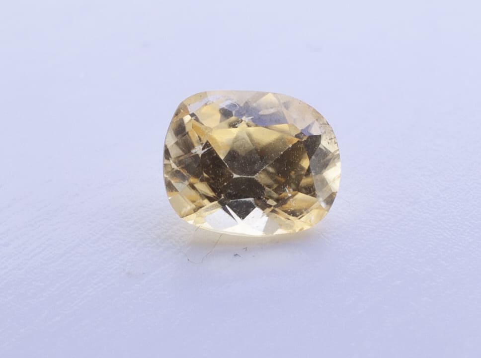 1.3ct Light Goldenrod Yellow Garnet VVS Oval Shape (6.8x5.3x3.7 mm) Unheated gemstone from Sri Lanka