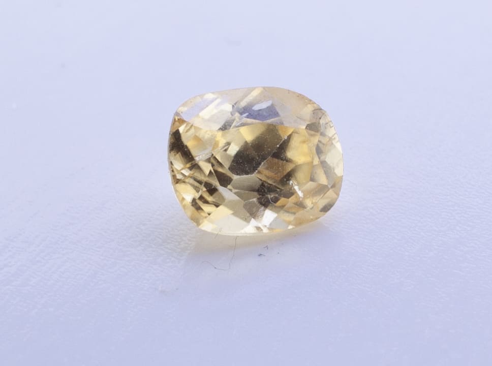 1.3ct Light Goldenrod Yellow Garnet VVS Oval Shape (6.8x5.3x3.7 mm) Unheated gemstone from Sri Lanka