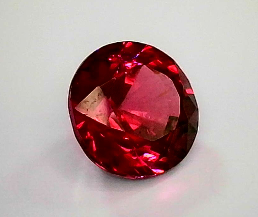 1ct Red Tourmaline VVS Oval Shape (6.8x5.1x3.7 mm) Unheated gemstone from Sri Lanka