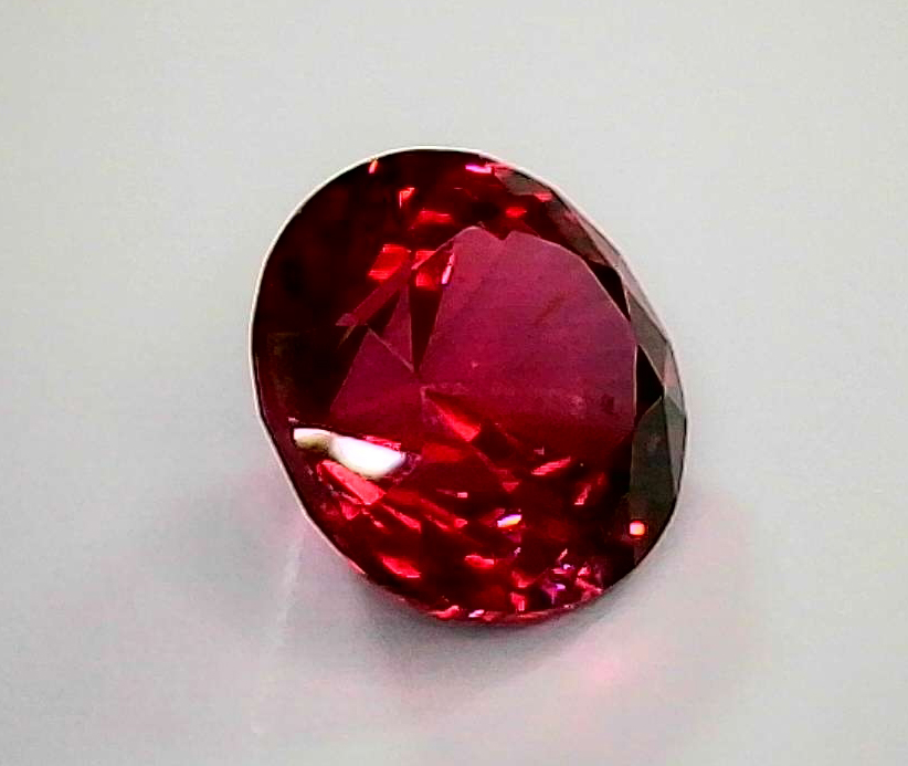 1ct Red Tourmaline VVS Oval Shape (6.8x5.1x3.7 mm) Unheated gemstone from Sri Lanka