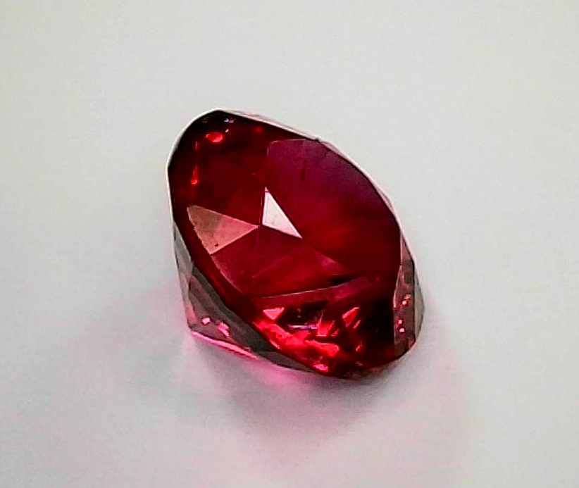 1ct Red Tourmaline VVS Oval Shape (6.8x5.1x3.7 mm) Unheated gemstone from Sri Lanka