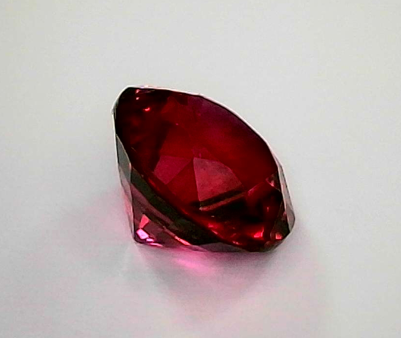 1ct Red Tourmaline VVS Oval Shape (6.8x5.1x3.7 mm) Unheated gemstone from Sri Lanka