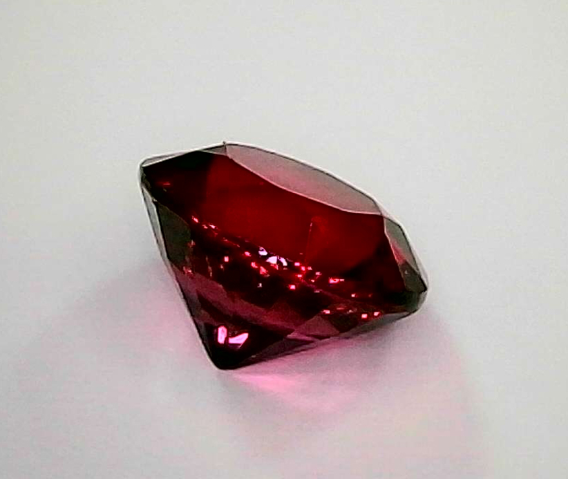 1ct Red Tourmaline VVS Oval Shape (6.8x5.1x3.7 mm) Unheated gemstone from Sri Lanka