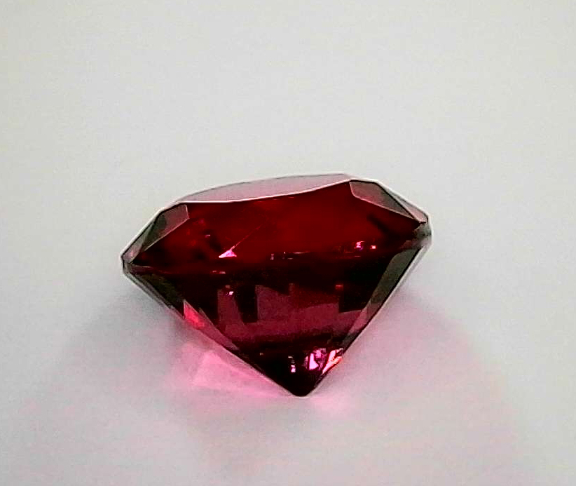 1ct Red Tourmaline VVS Oval Shape (6.8x5.1x3.7 mm) Unheated gemstone from Sri Lanka