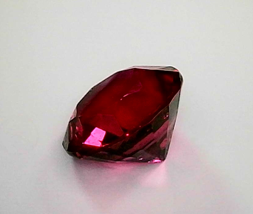 1ct Red Tourmaline VVS Oval Shape (6.8x5.1x3.7 mm) Unheated gemstone from Sri Lanka