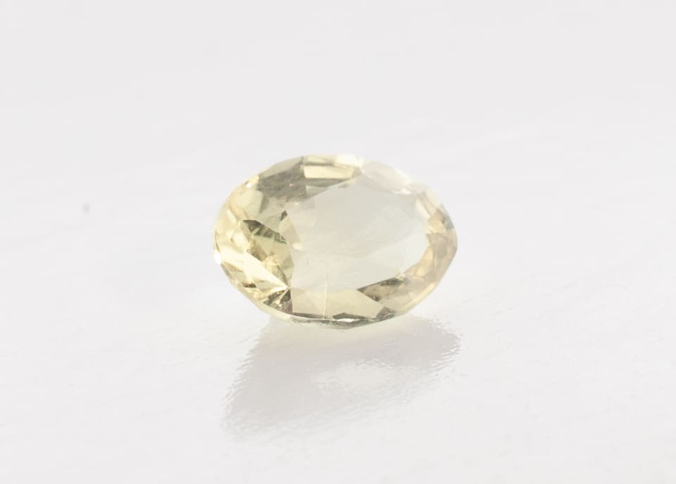 0.7ct Yellow Sapphire VVS Oval Shape (6.2x5.2x3 mm) Unheated gemstone from Sri Lanka