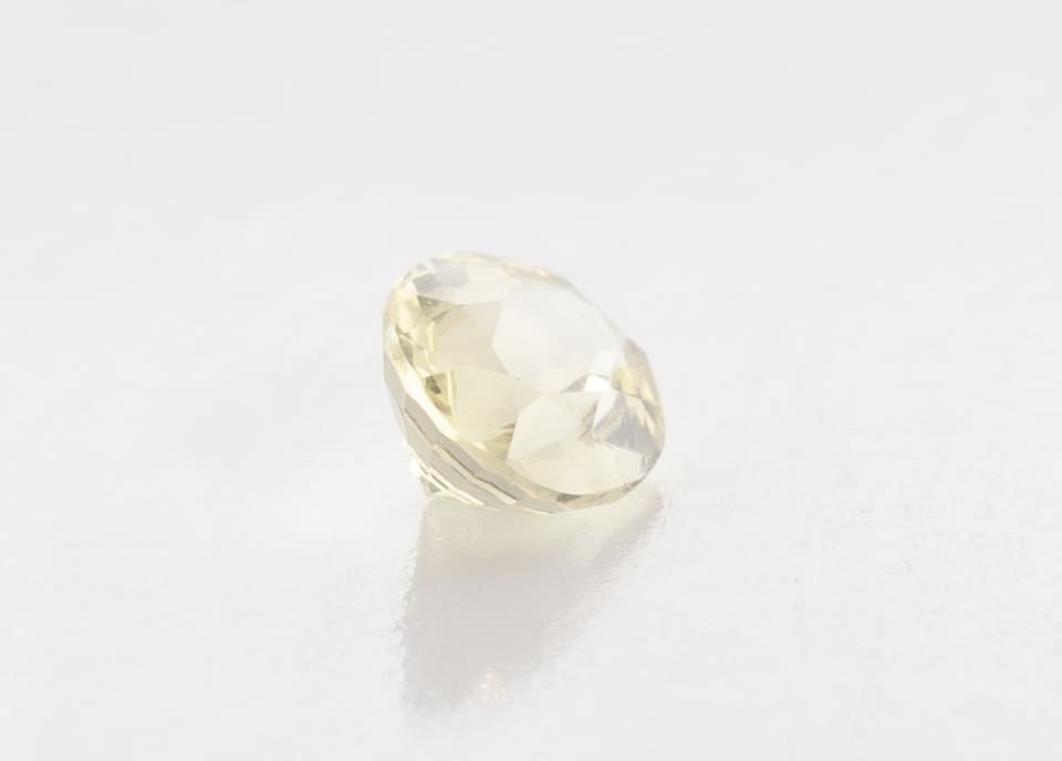 0.7ct Yellow Sapphire VVS Oval Shape (6.2x5.2x3 mm) Unheated gemstone from Sri Lanka