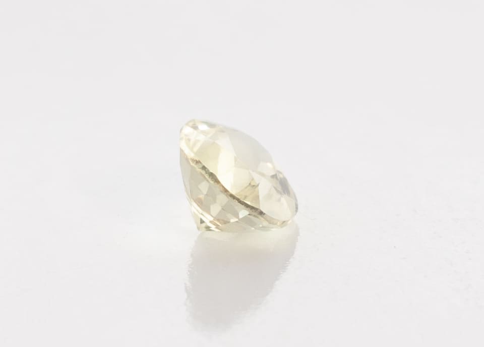 0.7ct Yellow Sapphire VVS Oval Shape (6.2x5.2x3 mm) Unheated gemstone from Sri Lanka