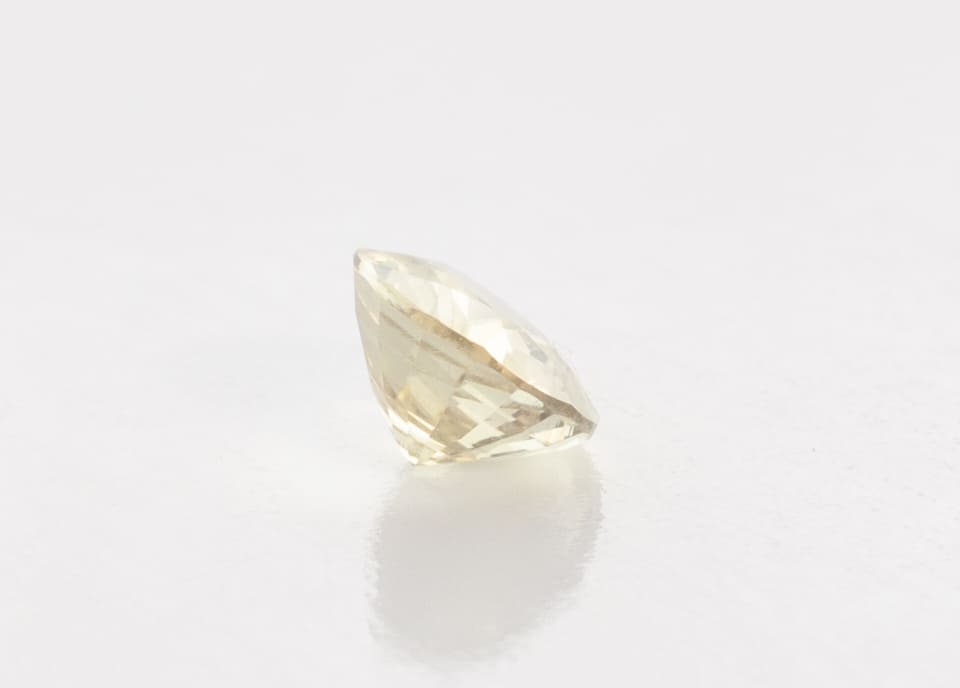 0.7ct Yellow Sapphire VVS Oval Shape (6.2x5.2x3 mm) Unheated gemstone from Sri Lanka