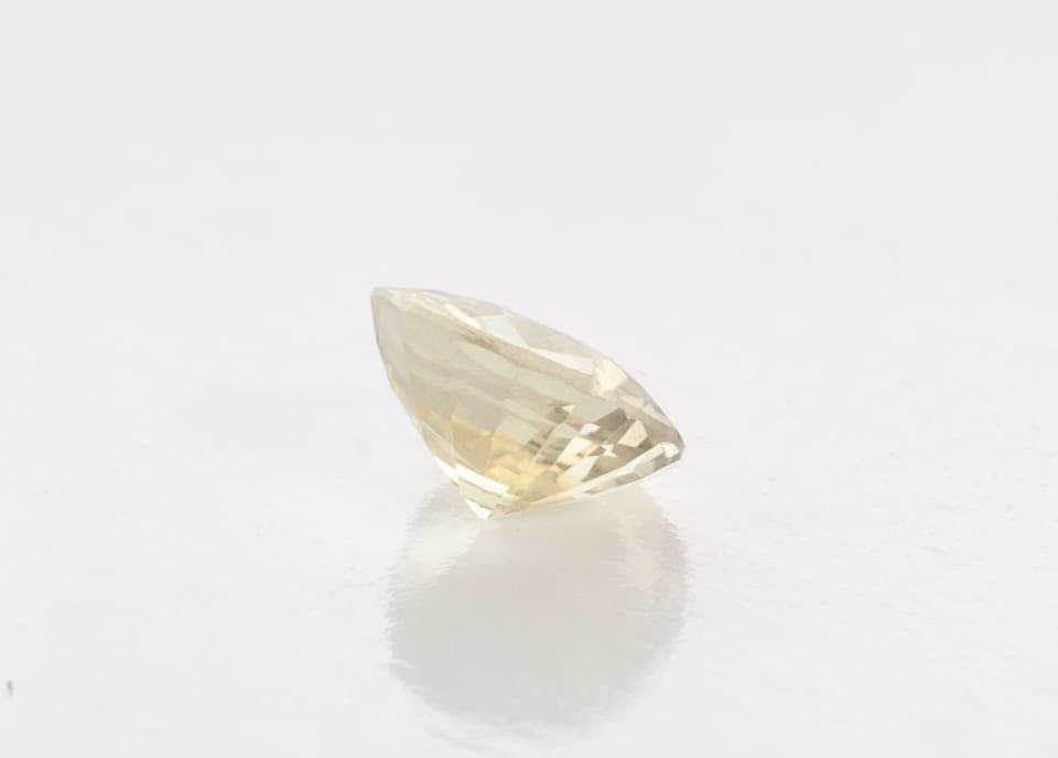 0.7ct Yellow Sapphire VVS Oval Shape (6.2x5.2x3 mm) Unheated gemstone from Sri Lanka