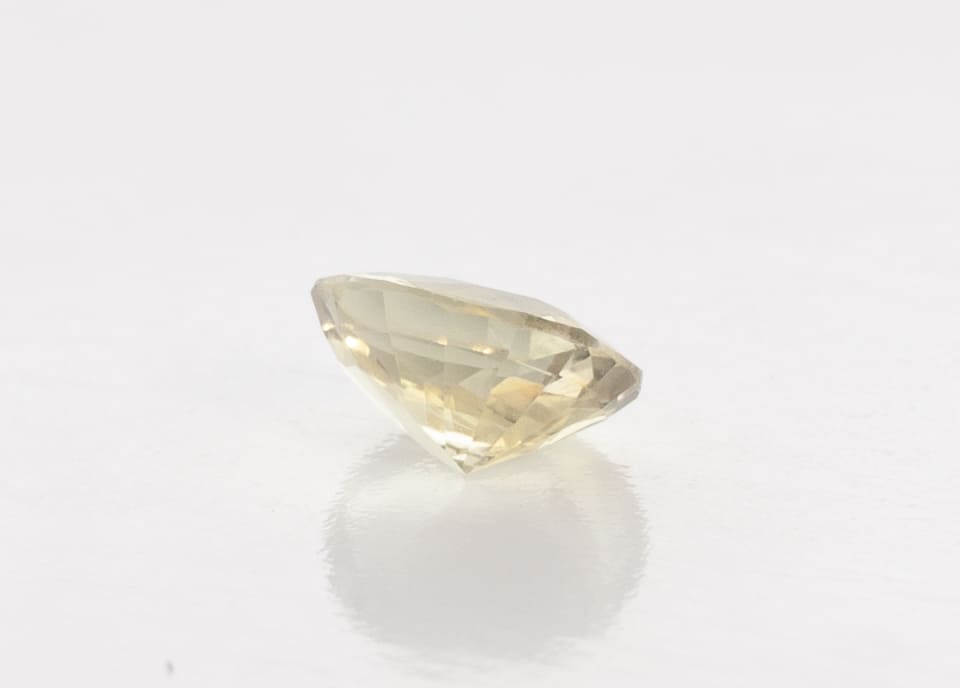 0.7ct Yellow Sapphire VVS Oval Shape (6.2x5.2x3 mm) Unheated gemstone from Sri Lanka