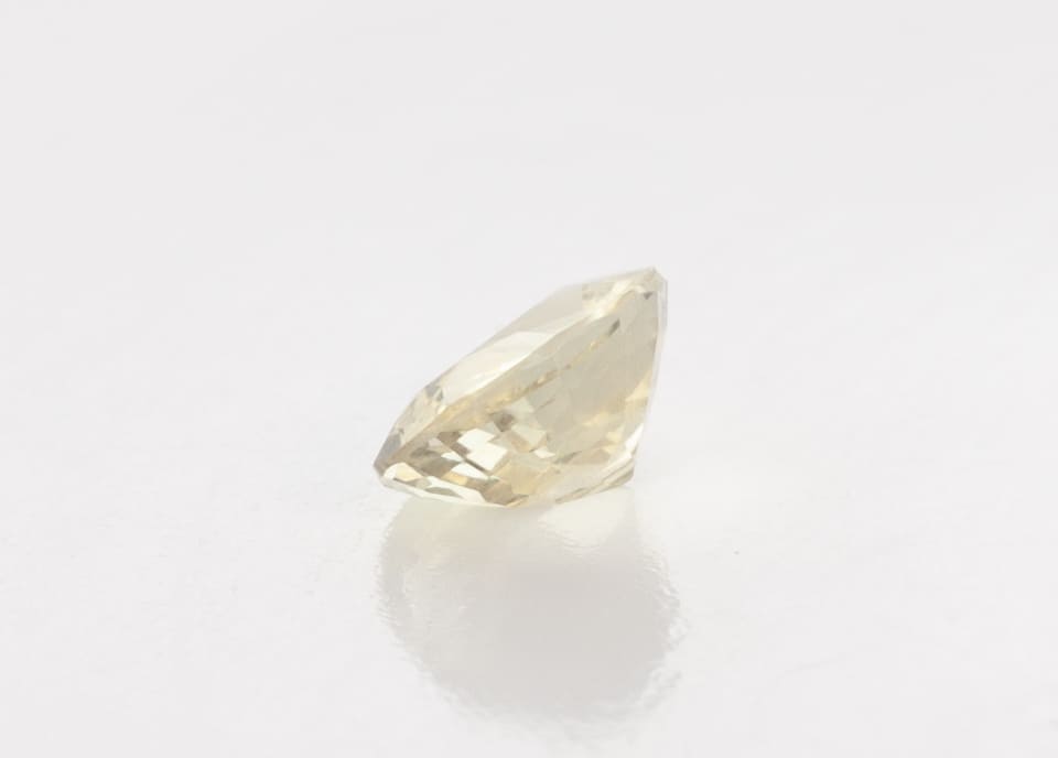 0.7ct Yellow Sapphire VVS Oval Shape (6.2x5.2x3 mm) Unheated gemstone from Sri Lanka