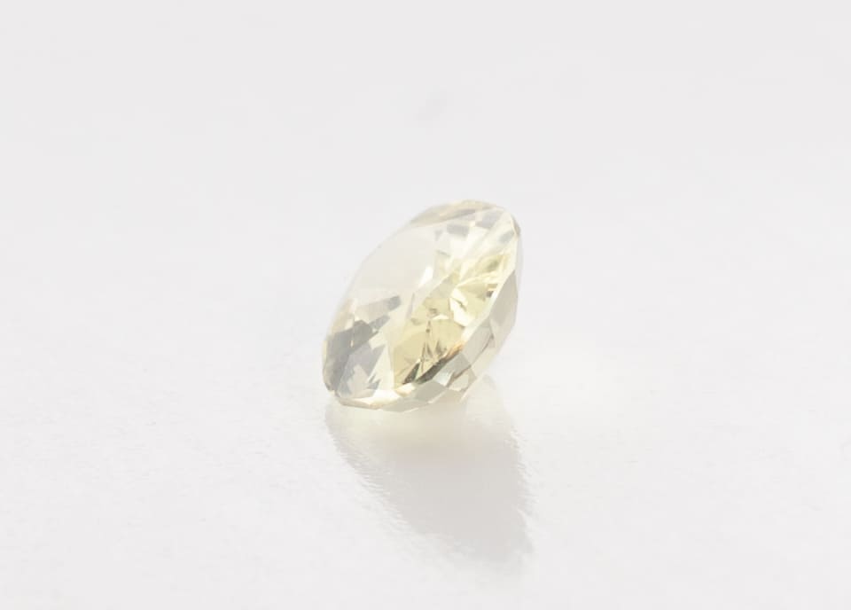 0.7ct Yellow Sapphire VVS Oval Shape (6.2x5.2x3 mm) Unheated gemstone from Sri Lanka