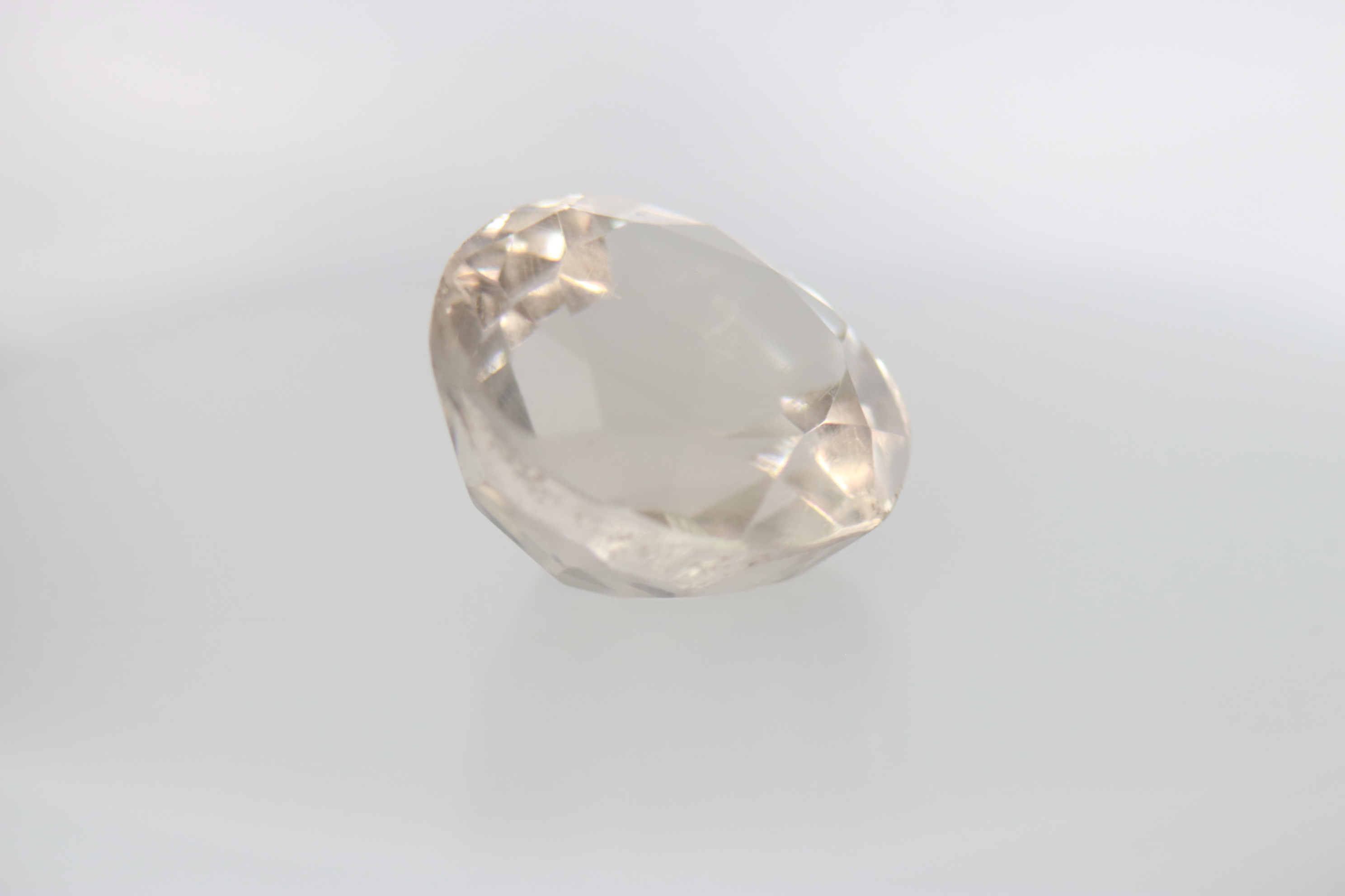 3.7ct White - Off Spinel Vs1 Round Shape (0x9.8x5.8 mm) Unheated gemstone from Sri Lanka