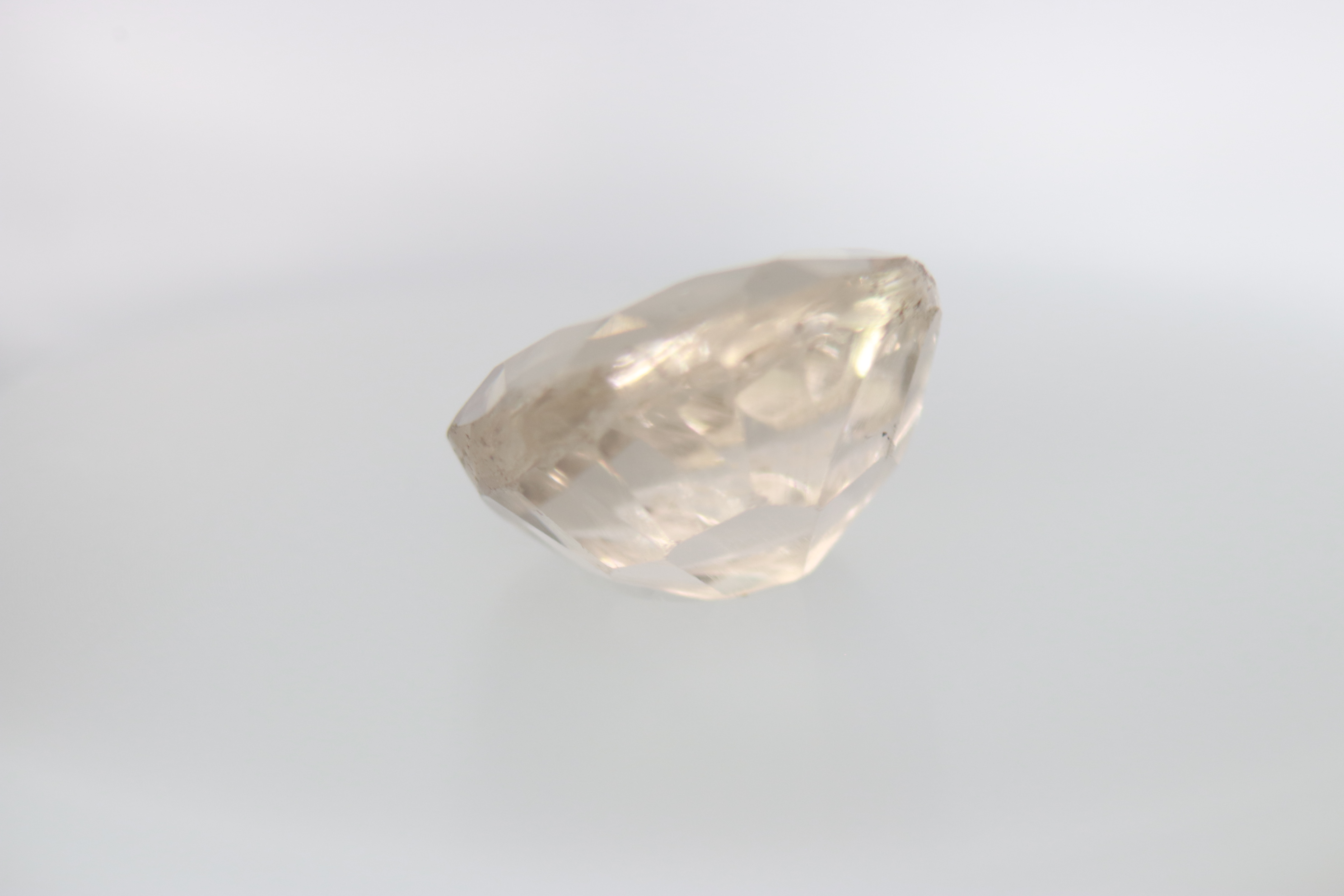 3.7ct White - Off Spinel Vs1 Round Shape (0x9.8x5.8 mm) Unheated gemstone from Sri Lanka