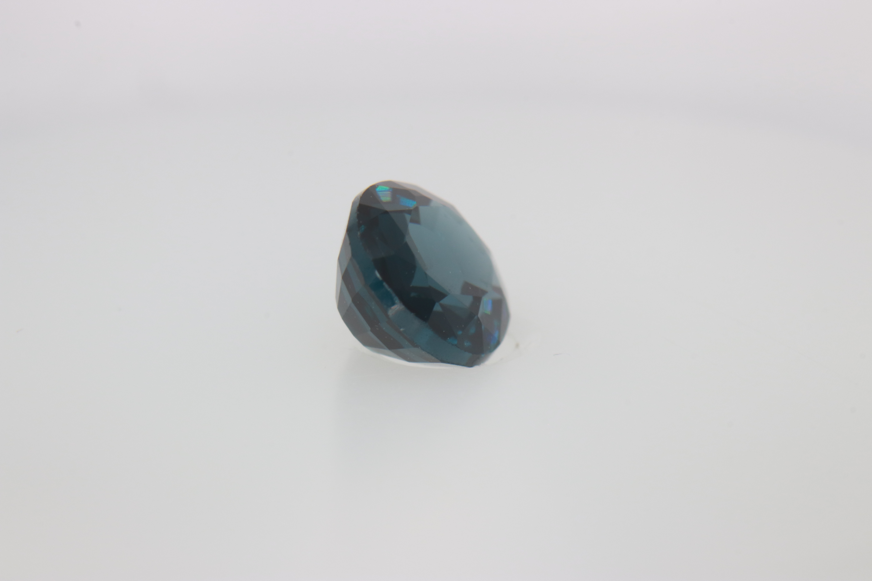 0.8ct Alice Blue Spinel VVS Oval Shape (6.0x4.9x3.0 mm) Unheated gemstone from Sri Lanka