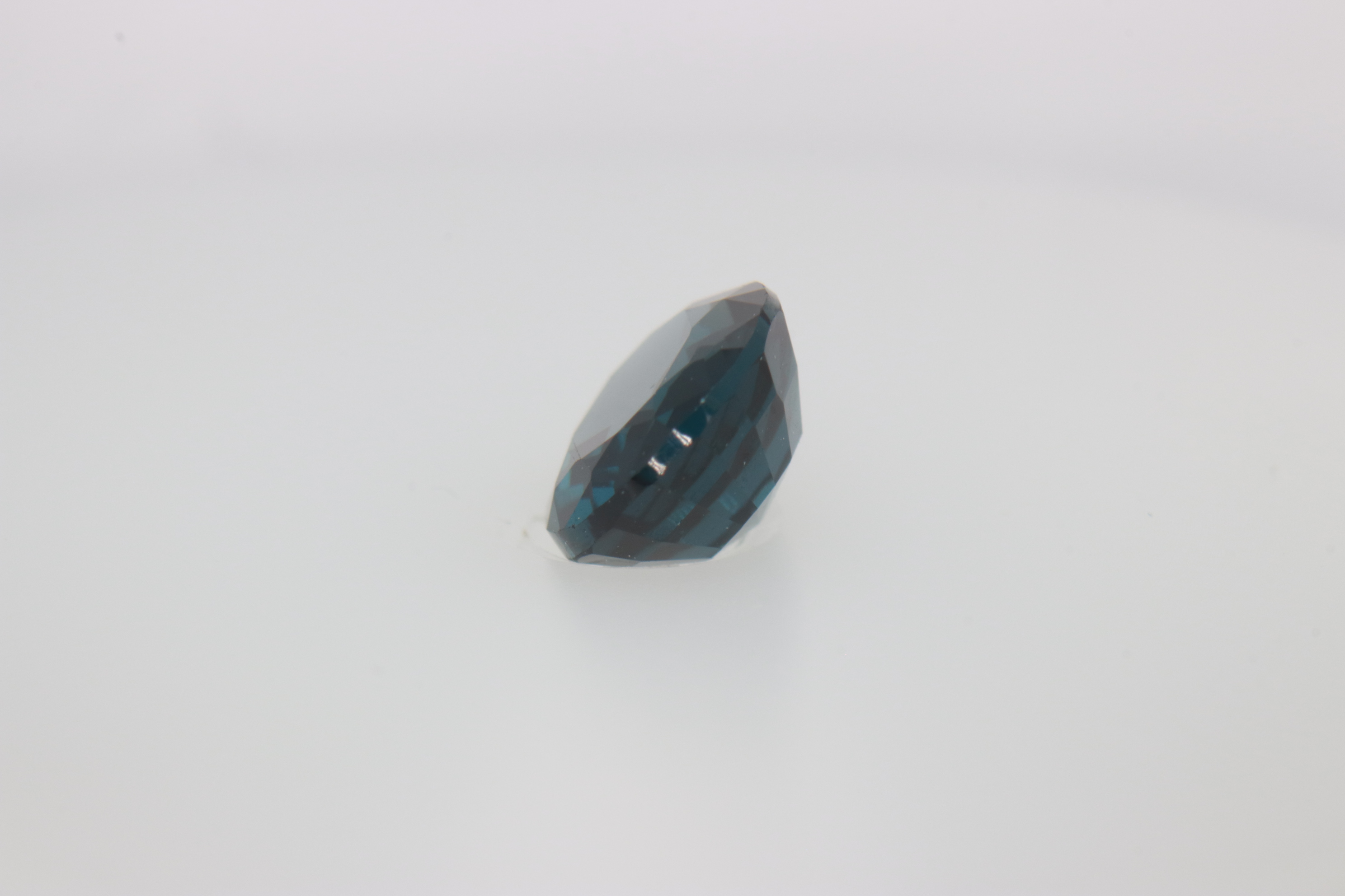 0.8ct Alice Blue Spinel VVS Oval Shape (6.0x4.9x3.0 mm) Unheated gemstone from Sri Lanka
