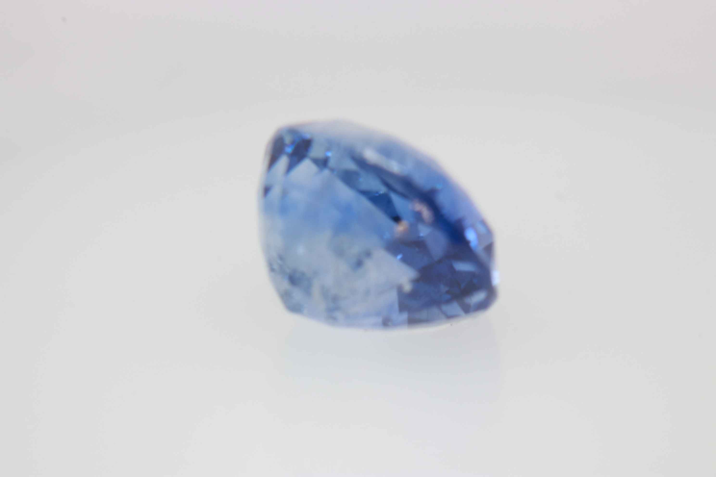 3.0ct Cornflower Blue Sapphire VSI Oval Shape (8.5x7.5x5.6 mm) Unheated gemstone from Sri Lanka